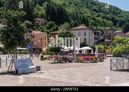 Porto Ceresio, un pittoresco villaggio situato sul versante italiano del Lago di Lugano in Lombardia Foto Stock