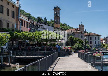 Porto Ceresio, un pittoresco villaggio situato sul versante italiano del Lago di Lugano in Lombardia Foto Stock