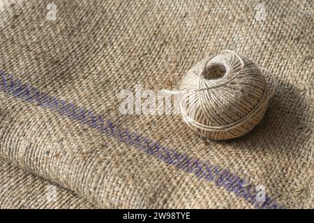 Rotolo di corda di iuta e tessuto hessian naturale. Foto Stock