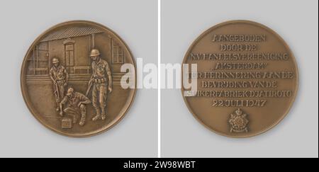 Liberazione dello zuccherificio Djatiroto 22 luglio 1947, Jaap Gutterswijk, medaglia 1990. Copia medaglia di bronzo. Fronte: Tre Marines, la parte anteriore è occupata da una batteria. Le altre due figure sono, con la pistola in attacco, vicino alla prima. Sullo sfondo l'edificio amministrativo dello zuccherificio. Questa performance è derivata da un dipinto che rappresenta il momento in cui un gruppo di Marines è arrivato in tempo per proteggere la fabbrica per essere fatto saltare in aria dai combattenti indonesiani. Rovescio: Iscrizione comprendente il Corpsemblem der Marines. In scatola. Zoetermeer bronzo (metallo) che colpisce (lavorazione dei metalli) Jatiroto. Foto Stock