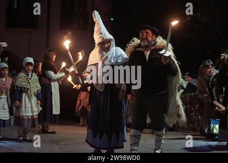 Villava, Spagna. 24 dicembre 2023. Olentzero e Mari Domingi entrano in città durante la celebrazione di Olentzero, un bruciatore a carbone e sua moglie che scendono dalle montagne per regalare ai bambini la notte di Natale. L'Olentzero, personaggio natalizio della tradizione della Spagna settentrionale. È un bruciatore a carbone vestito con pantaloni blu, una camicia a scacchi, il suo viso macchiato di carbone, che porta regali di Natale ai bambini piccoli. Di solito è accompagnato da sua moglie di nome María Domingui. Credito: SOPA Images Limited/Alamy Live News Foto Stock