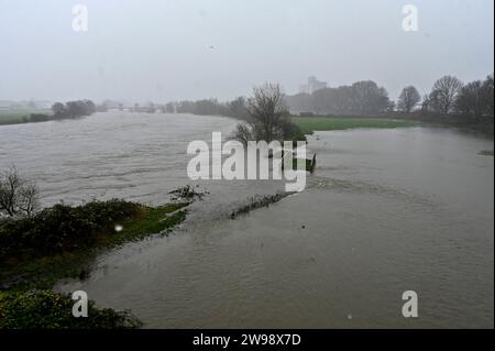 Sturm,Dauerregen,Hochwasser,Überflutung.Hochwasser und überflutete Wiesen Nahe der Raffelbergschleuse in Mülheim an der Ruhr,Stadt im Ruhrgebiet im Bundesland Nordrhein-Westfalen NRW ,fotografiert am 1.Weihnachtstag 25.12.2023. Â *** tempesta, pioggia continua, acqua alta, inondazioni acqua alta e prati allagati vicino al Raffelbergschleuse a Mülheim an der Ruhr, città nella regione della Ruhr nello stato della Renania settentrionale-Vestfalia NRW, fotografata il giorno di Natale 25 12 2023 Â Foto Stock