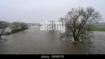 Sturm,Dauerregen,Hochwasser,Überflutung.Hochwasser und überflutete Wiesen Nahe der Raffelbergschleuse in Mülheim an der Ruhr,Stadt im Ruhrgebiet im Bundesland Nordrhein-Westfalen NRW ,fotografiert am 1.Weihnachtstag 25.12.2023. Â *** tempesta, pioggia continua, acqua alta, inondazioni acqua alta e prati allagati vicino al Raffelbergschleuse a Mülheim an der Ruhr, città nella regione della Ruhr nello stato della Renania settentrionale-Vestfalia NRW, fotografata il giorno di Natale 25 12 2023 Â Foto Stock