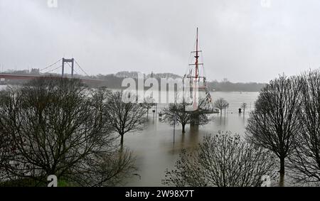 Sturm,Dauerregen,Hochwasser,Überflutung.Rheinhochwasser und überflutete Wiesen an der Mühlenweide in Duisburg-Ruhrort,Stadt im Ruhrgebiet im Bundesland Nordrhein-Westfalen NRW ,fotografiert am 1.Weihnachtstag 25.12.2023. Â *** tempesta, pioggia continua, acqua alta, inondazione del Reno e prati allagati al Mühlenweide di Duisburg Ruhrort, città nella regione della Ruhr nello stato della Renania settentrionale-Vestfalia NRW, fotografata il giorno di Natale 25 12 2023 Â Foto Stock