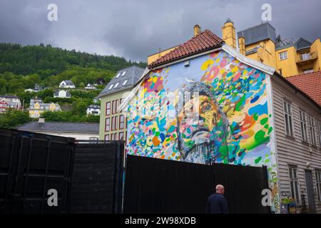 Bergen, Norvegia, 22 giugno 2023: I murales aggiungono colori brillanti alla città più stressante di Bergen, specialmente nei giorni grigi, nuvolosi e ricoperti. L'opera d'arte è a Foto Stock