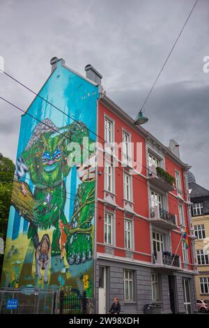 Bergen, Norvegia, 29 giugno 2023: I murales donano colore brillante alla città più stressante di Bergen, specialmente nei giorni grigi, nuvolosi e nuvolosi. L'opera d'arte è a Foto Stock