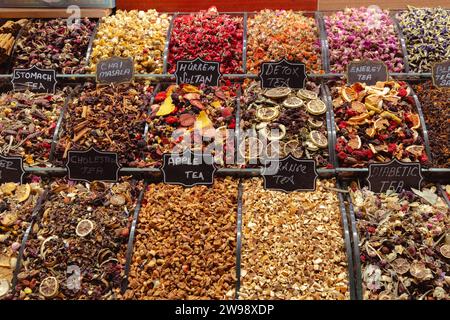 Varietà di assortimenti di tè alle erbe secche nel Bazaar delle spezie (bazar egiziano - Mısır Çarşısı) a Istanbul, Turchia, costruito nel 1660 Foto Stock