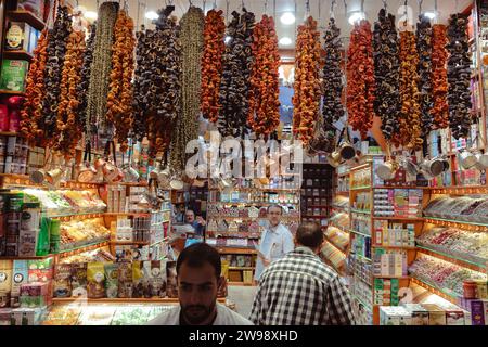 Fai shopping e passeggia verdure essiccate al sole nel Bazaar delle spezie (bazar egiziano - Mısır Çarşısı) a Istanbul, Turchia, costruito nel 1664 Foto Stock