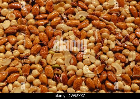 Primo piano delle delizie turche realizzate con diversi mix di noci nel Bazar delle spezie (bazar egiziano - Mısır Çarşısı) a Istanbul, Turchia Foto Stock