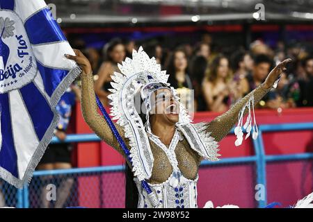 Rio de Janeiro, Brasile, 26 febbraio 2023. Portabandiera Selminha sorriso, durante la sfilata delle scuole di samba, durante il carnevale nella città di Ri Foto Stock