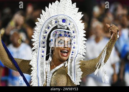 Rio de Janeiro, Brasile, 26 febbraio 2023. Portabandiera Selminha sorriso, durante la sfilata delle scuole di samba, durante il carnevale nella città di Ri Foto Stock