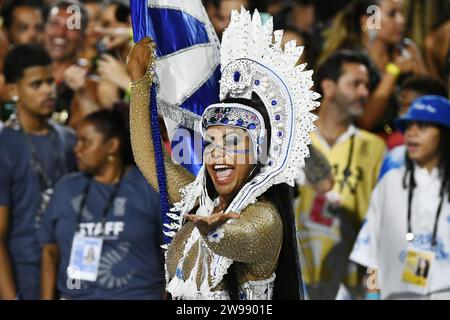 Rio de Janeiro, Brasile, 26 febbraio 2023. Portabandiera Selminha sorriso, durante la sfilata delle scuole di samba, durante il carnevale nella città di Ri Foto Stock