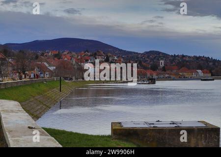 Dicembre 25, 2023. Szentendre, Ungheria tempo, il giorno dopo Natale l'acqua del Danubio è molto alta. Credit Ilona Barna, BIPHOTONEWS, Alamy Live News Foto Stock