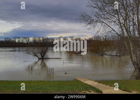 Dicembre 25, 2023. Szentendre, Ungheria tempo, il giorno dopo Natale l'acqua del Danubio è molto alta. Credit Ilona Barna, BIPHOTONEWS, Alamy Live News Foto Stock