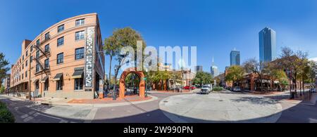 Dallas, USA - 6 novembre 2023: Vista dello skyline di Dallas nello storico quartiere di Westend. Foto Stock