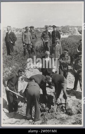 Scavo dell'eseguito sul Waalsdorpervlakte e identificazione dei morti, giugno 1945, Anonymous, 1945 Photograph Series mostra lo scavo di esecutori sul Waalsdorpervlakte nel giugno 1945, così poco dopo la fine della guerra. La serie mostra il rilevamento dei cadaveri, lo scavo e l'esame da parte di un anatoma patologo. Anche spostare i cadaveri e sistemarsi in nuove bare è stato mappato. Tutto accade in presenza di soldati olandesi, due soldati tedeschi in uniforme. Lo scavo e il sollevamento delle scatole sono fatti da uomini in Citizen, presumibilmente ex membri dell'NSB. La Foto Stock