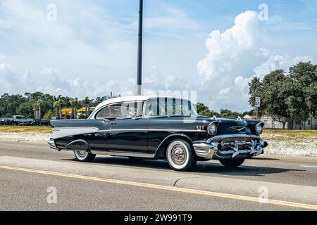 Gulfport, MS - 5 ottobre 2023: Vista angolare anteriore ad ampio angolo di una Chevrolet bel Air 2 porte Hardtop del 1957 in occasione di un salone automobilistico locale. Foto Stock