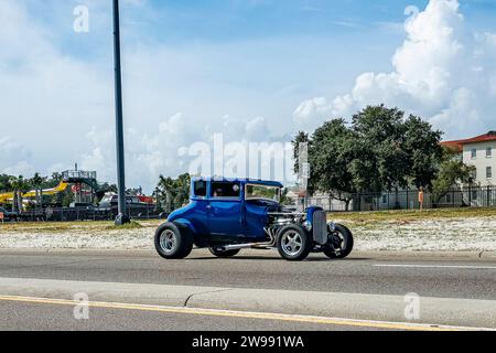 Gulfport, MS - 5 ottobre 2023: Vista angolare anteriore grandangolare di una Ford Model T Coupé Hot Rod del 1927 in occasione di una mostra automobilistica locale. Foto Stock