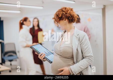 Donna d'affari in possesso di un notebook che analizza i dati in ufficio. Foto Stock