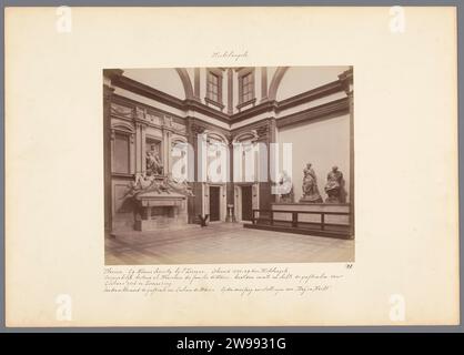 Interno delle Cappelle Medicee di Firenze con la tomba di Giuliano de' Medici realizzata da Michelangelo, 1875 - 1900 ca. Fotografia di Capella Medici cartoncino. monumento fotografico di supporto per la stampa di albumi, statua. tomba, tomba. Parti dell'interno della chiesa: cappella Capella Medici Foto Stock