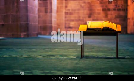 Foto di sfondo islamica. Vista dall'alto del Sacro Corano collocato in una moschea. Foto di alta qualità Foto Stock