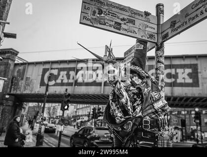 Un'immagine in bianco e nero di un punk a Camden, Londra. Foto Stock