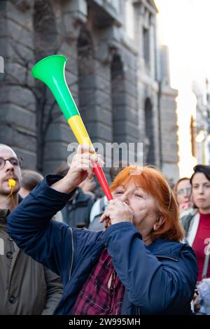 Protesta pacifica di strada degli studenti della Serbia, dopo che il governo serbo ha rubato le elezioni nel dicembre 2023, a Belgrado, capitale della Serbia. Foto Stock