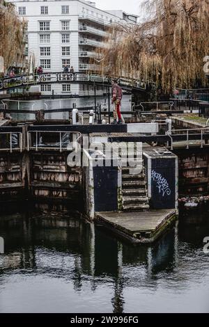 Il famoso Camden punk di Londra, meglio conosciuto come ZombiePunk, si pone sul canale di Londra. Foto Stock