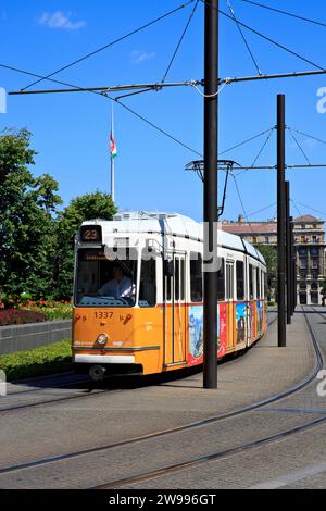 Tram n.. 23 passando accanto all'edificio del Parlamento ungherese a Budapest, Ungheria Foto Stock