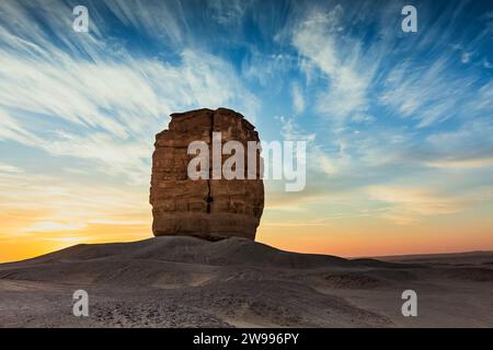 Il pollice di Giuda o pollice del diavolo è una formazione rocciosa nel deserto vicino a Riad, in Arabia Saudita, sullo sfondo dell'alba. Foto Stock