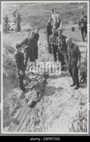 Scavo dell'eseguito sul Waalsdorpervlakte e identificazione dei morti, giugno 1945, Anonymous, 1945 Photograph Series mostra lo scavo di esecutori sul Waalsdorpervlakte nel giugno 1945, così poco dopo la fine della guerra. La serie mostra il rilevamento dei cadaveri, lo scavo e l'esame da parte di un anatoma patologo. Anche spostare i cadaveri e sistemarsi in nuove bare è stato mappato. Tutto accade in presenza di soldati olandesi, due soldati tedeschi in uniforme. Lo scavo e il sollevamento delle scatole sono fatti da uomini in Citizen, presumibilmente ex membri dell'NSB. La Foto Stock
