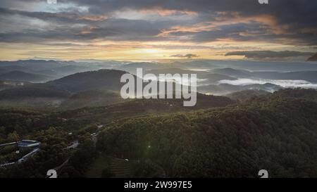 Una vista aerea della città di da Lat nelle verdi montagne all'alba nebbiosa in Vietnam Foto Stock