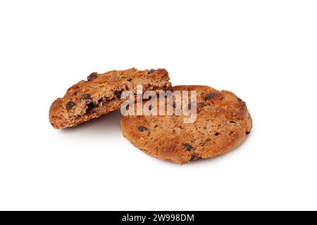 Delizioso biscotto con gocce di cioccolato isolato su sfondo bianco Foto Stock