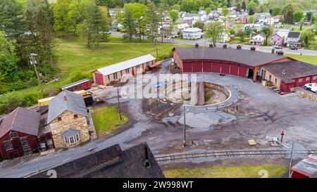 Una vista aerea di un cantiere restaurato a scartamento ridotto, con trampolini di carbone, negozi, Roundhouse e un giradischi, in un soleggiato giorno primaverile Foto Stock