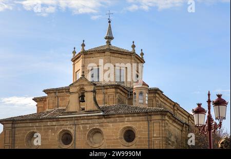 Edificio a forma di Hexegon realizzato in pietra color crema con un campanile Foto Stock
