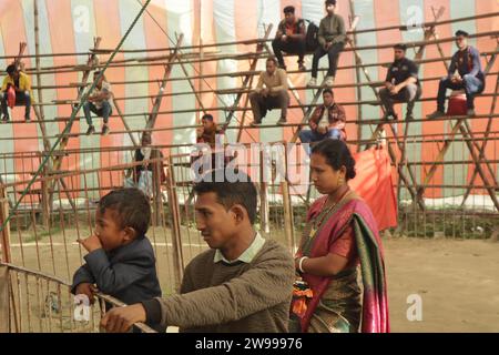 Dinajpur, Bangladesh. 26 dicembre 2023. La gente guarda il nuovo spettacolo del circo Golden stare alla fiera del tempio Kantajew nel quartiere di Dinajpur. (Immagine di credito: © MD Mehedi Hasan/ZUMA Press Wire) SOLO USO EDITORIALE! Non per USO commerciale! Foto Stock