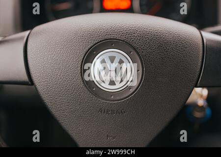 Un primo piano del volante di un'auto Volkswagen Foto Stock
