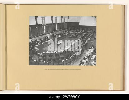 E questa era l'immagine della storica sala del cavaliere alla solenne sessione di apertura, 1949 foto sessione di apertura della conferenza nel Ridderzaal il 23 agosto. Il primo Ministro Willem Drees si rivolge ai presenti. Foto nell'album fotografico con 37 foto della tavola rotonda tenutasi tra il 23 agosto e il 2 novembre 1949 all'Aia tra i rappresentanti dei Paesi Bassi, della Repubblica di Indonesia e la riunione federale di consultazione. La copia offerta al primo Ministro Willem Drees. Il giornale dell'Aia. Supporto fotografico stampa argento gelatina sala corse Foto Stock