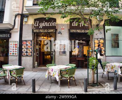 Il ristorante Rincon de ATI si trova in una vecchia e accogliente strada di Madrid, in Spagna Foto Stock