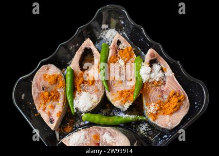 Un piatto di pesce hilsa assortito, ricoperto di curry Foto Stock