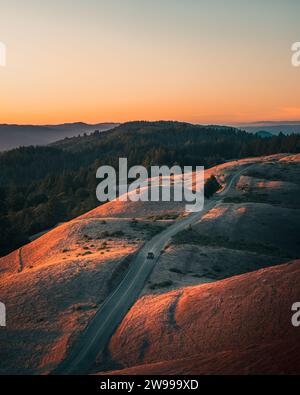 Una pittoresca montagna Tamalpais illuminata da un vivace tramonto arancione e rosa Foto Stock