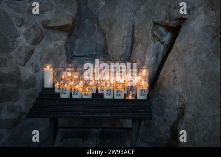 Dettaglio delle candele della chiesa di Saint Pierre a Mont Sint Michel Foto Stock