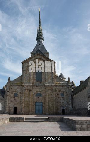 Tetto in pietra di Mont Saint-Michel con ingresso all'abbazia senza persone, nessuno Foto Stock