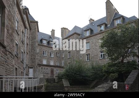 Dettaglio di un'area di case a Saint Malo, patio interno e scale Foto Stock