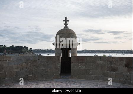 Particolare della scatola di sicurezza in pietra sul muro di Saint Malo Foto Stock