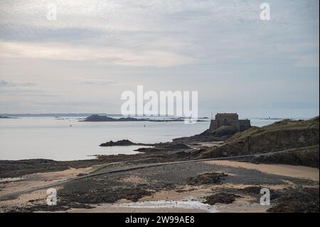 Dettaglio del piccolo forte marittimo difensivo Petit essere costruito su un'isola Foto Stock