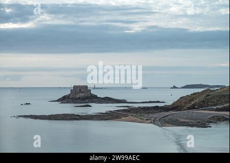 Dettaglio del piccolo forte difensivo Petit in alta marea Foto Stock