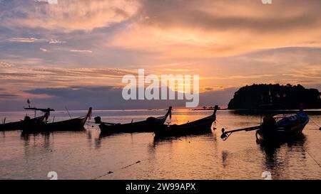 Questa splendida immagine cattura la splendida vista di un tramonto sull'esotica isola di Koh Libong nel sud della Thailandia Foto Stock