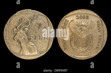 Primo piano dettagliato di due monete sudafricane da 2 rand distribuite su sfondo nero. Foto Stock