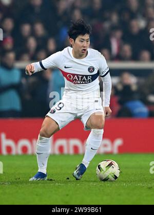 LILLE - Lee Kang-in del Paris Saint-Germain durante la partita di Ligue 1 francese tra Lille OSC e Paris Saint-Germain al Pierre-Mauroy Stadium il 17 dicembre 2023 a Lille, in Francia. ANP | Hollandse Hoogte | Gerrit van Keulen Foto Stock